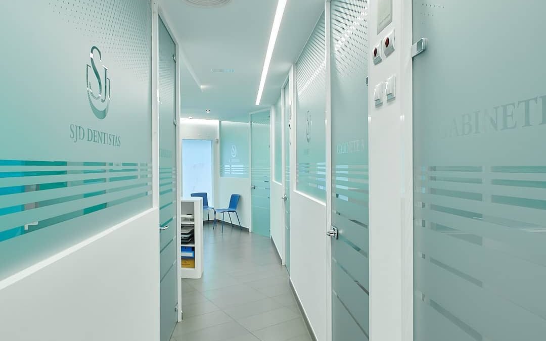 equipo-clinica-dental-sjd-dentistas-tenerife-pasillo.jpeg