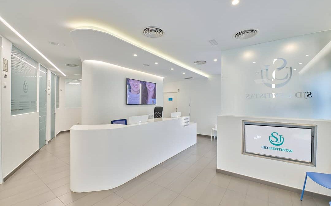 equipo-clinica-dental-sjd-dentistas-tenerife-recepcion.jpeg