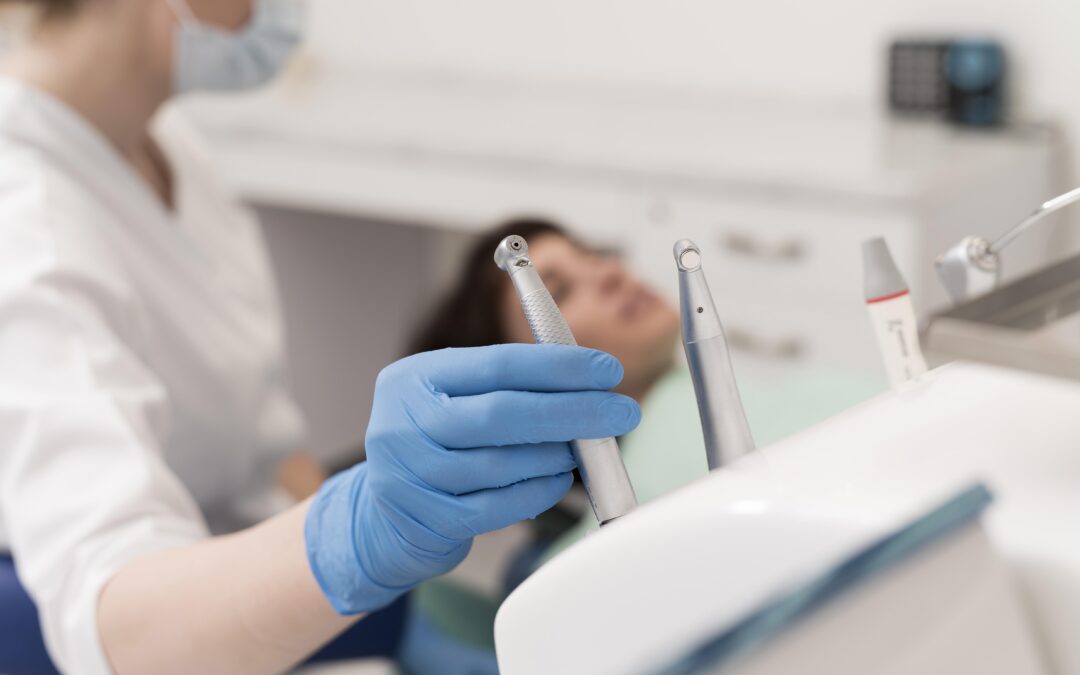 clinicas dentales tenerife - cogiendo herramienta