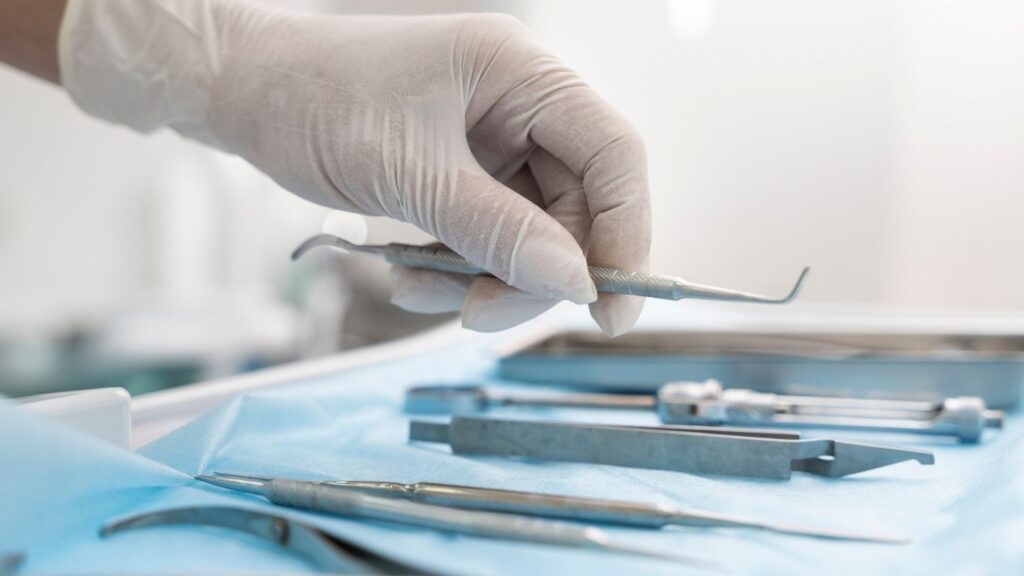 dentist in tenerife - collect utensils