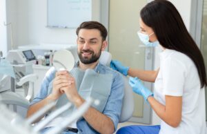 Odontólogos en Tenerife revisando la sonrisa de un paciente durante consulta dental